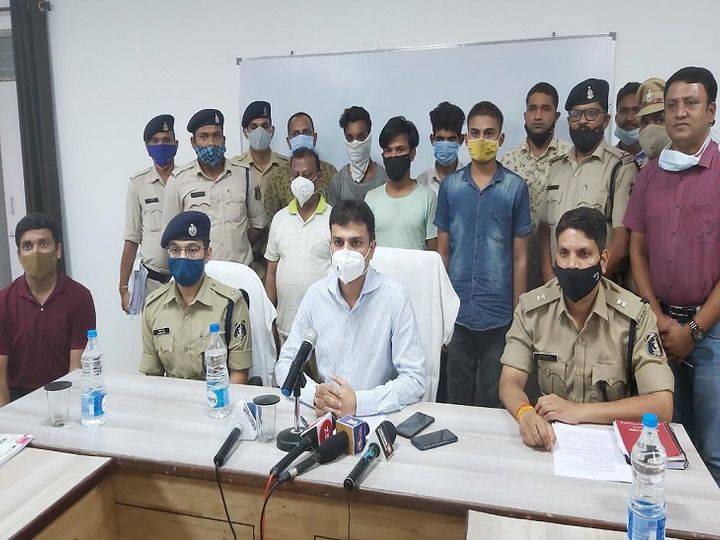 पाकिस्तानी ठगों के साथ मिलकर देश के हजारों लोगों को लूटा