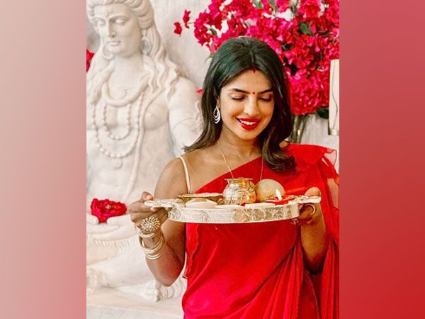 प्रियंका चोपड़ा ने लॉस एंजिलिस में मनाया करवाचौथ