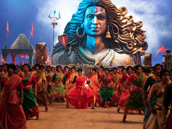 अक्षय कुमार ने बम भोले सॉन्ग में 100 ट्रांसजेंडर्स के साथ डांस किया