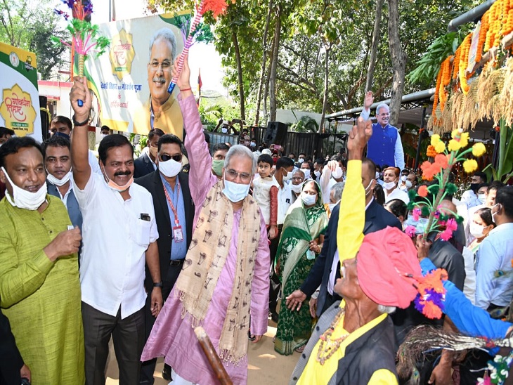 मुख्यमंत्री भूपेश बघेल ने परिवार के लोगों के साथ की गोवर्धन पूजा
