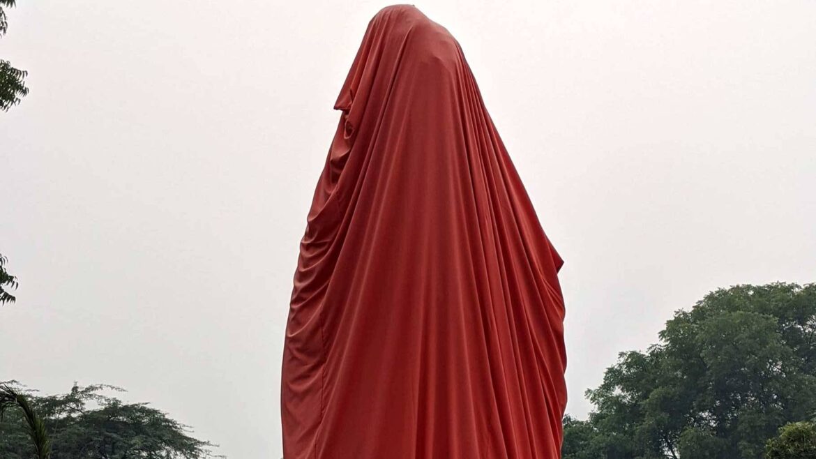स्वामी विवेकानंद की 2 साल से ढंकी मूर्ति के अनावरण