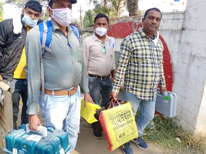 मतदान दल ईवीएम लेकर केंद्रों के लिए रवाना
