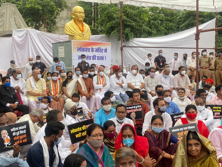 राज्यसभा में महिला सांसदों से दुर्व्यवहार के खिलाफ गांधी मैदान में एक घंटे तक प्रदर्शन