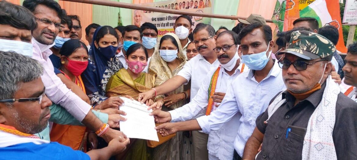केंद्र की मोदी सरकार किसान विरोधी : खेती करने नहीं मिल रहा खाद-बीज : एक दिवसीय धरना प्रदर्शन में कांग्रेसियों ने केंद्र को जमकर घेरा