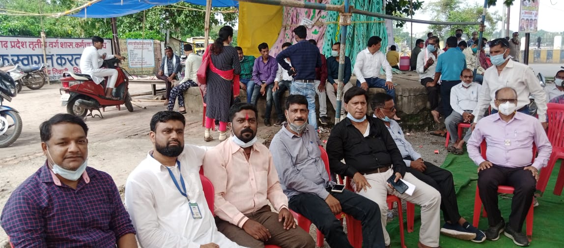 28 प्रतिशत महंगाई भत्ते की मांग को लेकर फेडरेशन के बैनर तले कर्मचारी- अधिकारी कर करे है प्रदर्शन…