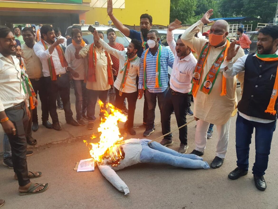 पूर्व सभापति दिनेश देवांगन को धमकाने के मुद्दे पर विधायक अरुण वोरा के खिलाफ भाजपा संगठन सड़क पर शहर में जगह जगह पुतला जलाकर विरोध प्रकट किया….