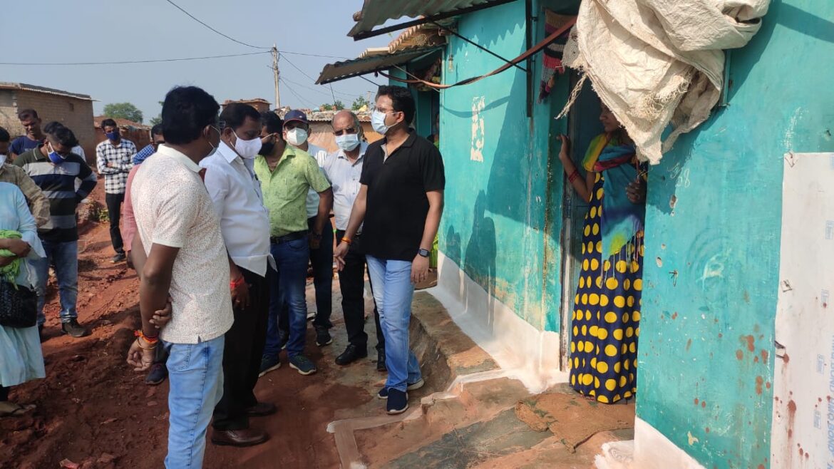 आयुक्त द्वय पहुंचे रिसाली के श्रमिक बाहुल्य क्षेत्र: शिकायतों को नजर अंदाज करने वाली एजेंसी आई.एच.पी. को फटकार