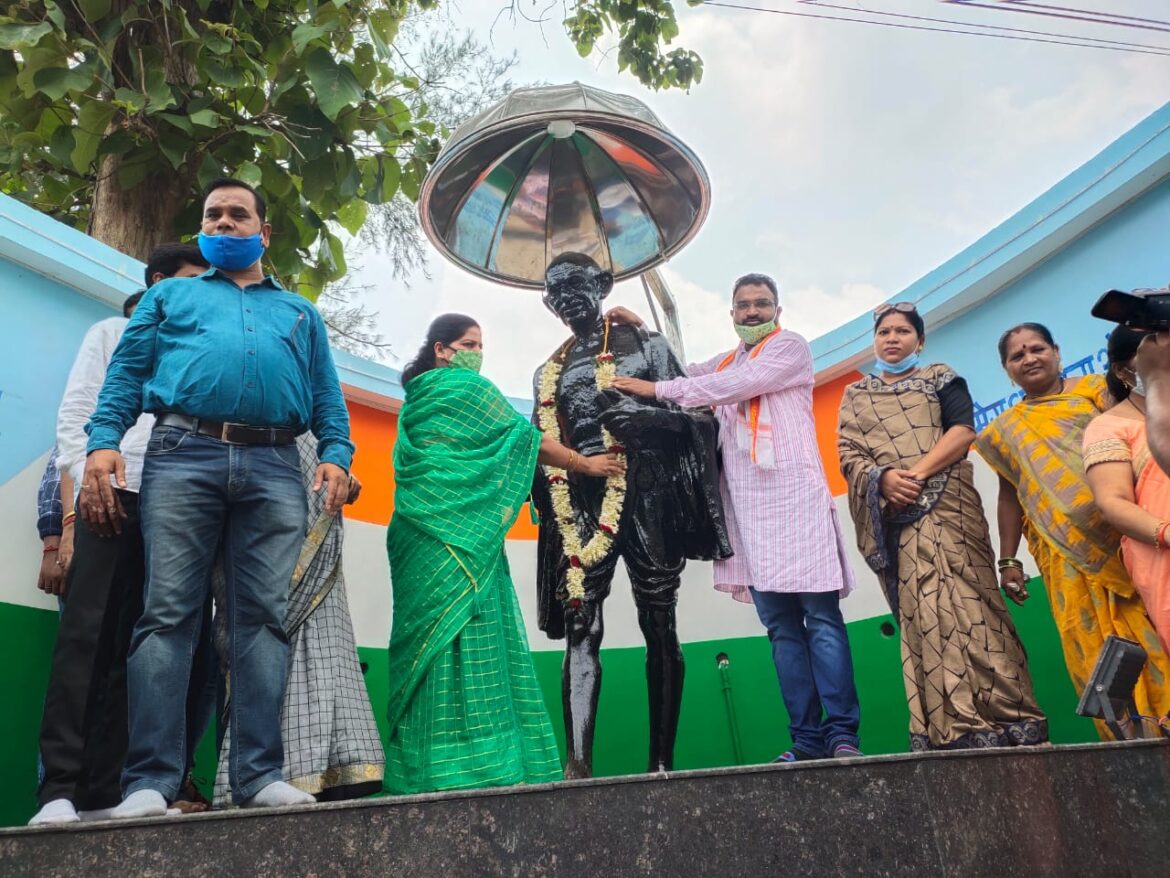 महापौर ने किया महात्मा गांधी प्रतिमा का अनावरण
