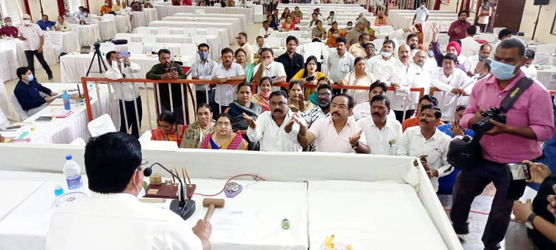 एल्डरमैन कृष्णा देवांगन को भाजपा व निर्दलीय पार्षदों ने बताया अयोग्य, सदन में मचा हंगामा