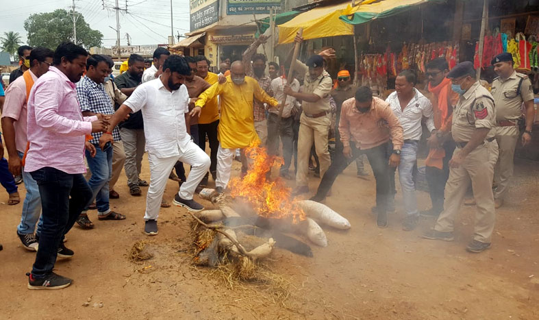 बिजली बिल की बढ़ोतरी को लेकर भाजयुमों उतई मंडल ने मुख्यमंत्री का फूंका पुतला