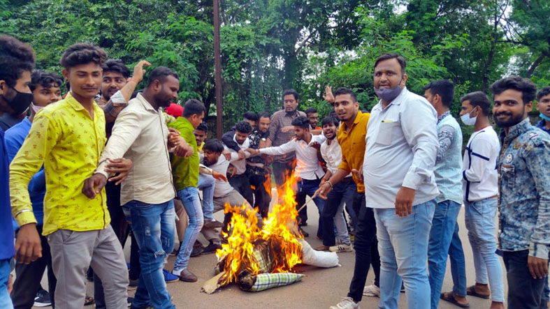 विधायक अरुण वोरा ने पूर्व सभापति दिनेश देवांगन को धमकाया आक्रोशित भाजयुमों कार्यकर्ताओ ने वोरा का पुतला फूंका..