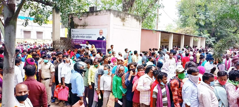 तहसील कार्यालय में उमड़ी भीड़, लोग रहे परेशान