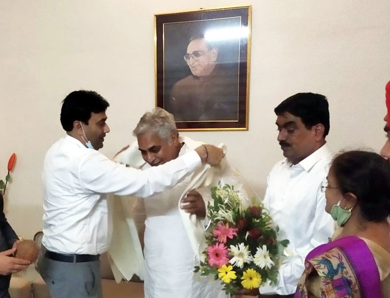विधानसभा में उत्कृष्ट विधायक अलंकृत होने पर महापौर और सभापति ने वोरा का किया सम्मान