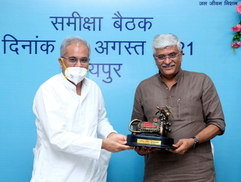 मुख्यमंत्री श्री बघेल ने अपने निवास में केन्द्रीय मंत्री श्री शेखावत का आत्मीय स्वागत किया