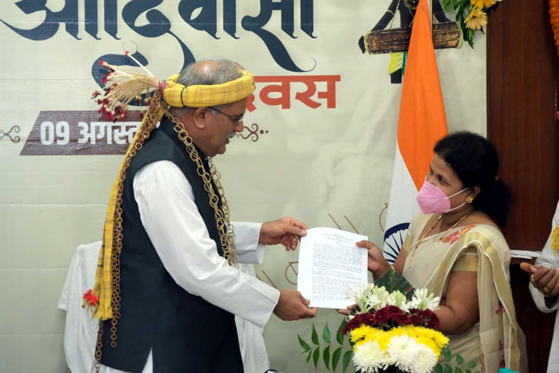मुख्यमंत्री भूपेश बघेल ने श्रीमती रमा उईके को सहायक अनुसंधान अधिकारी पद पर अनुकम्पा नियुक्ति का पत्र सौंपा