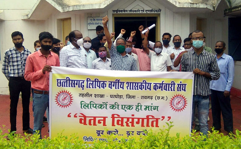 लिपिकों ने मुख्यमंत्री के नाम सौंपा ज्ञापन, वेतन विसंगति शीघ्र दूर करने की मांग