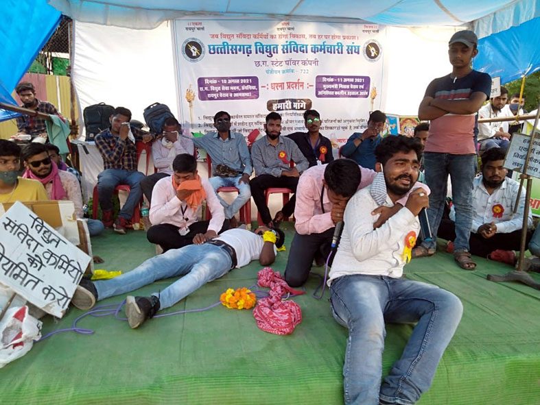 नाटक के माध्यम से संविदा कर्मियों ने बताई घातक विद्युत दुर्घटना की पीड़ा, मंच में रो पड़े परिजन…