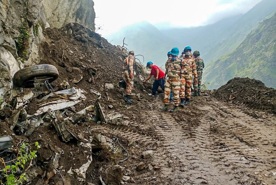 500 मीटर नीचे खाई में मिली बस, सूमो हो गई सपाट… डरावनी हैं किन्नौर हादसे की तस्वीरें