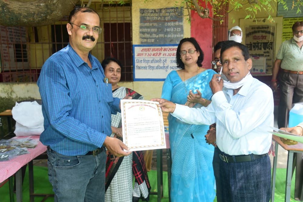 सामाजिक संस्था जी फाउंडेशन भिलाई द्वारा शासकीय उच्चतर माध्यमिक शाला तितुरडीह दुर्ग के प्रतिभावान विद्यार्थिओं का सम्मान किया गया