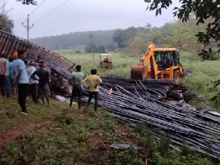कवर्धा में NH-30 पर हादसा; 4 घंटे चला रेस्क्यू ऑपरेशन, ड्राइवर और खलासी सुरक्षित