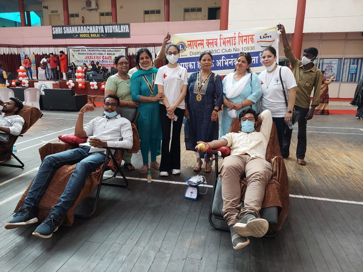 रक्तदान शिविर में लायंस पिनेकल ने दी भागीदारी