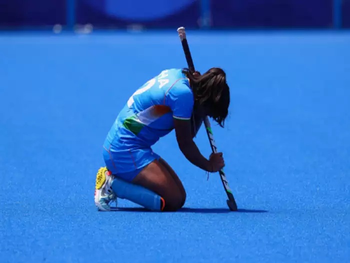 ओलिंपिक के मैदान पर हॉकी पर सिर रखकर रोतीं इन बेटियों के आंसुओं को पढ़ पाए आप?