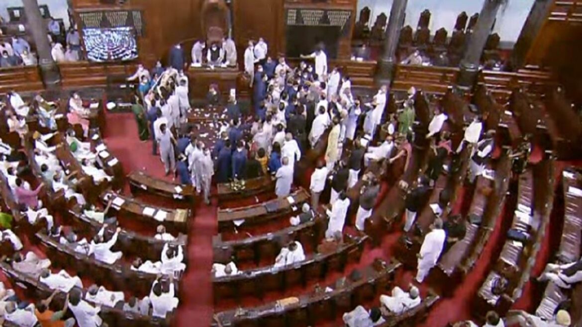 सिक्योरिटी अधिकारियों ने कहा- सांसदों का बर्ताव बहुत आक्रामक था