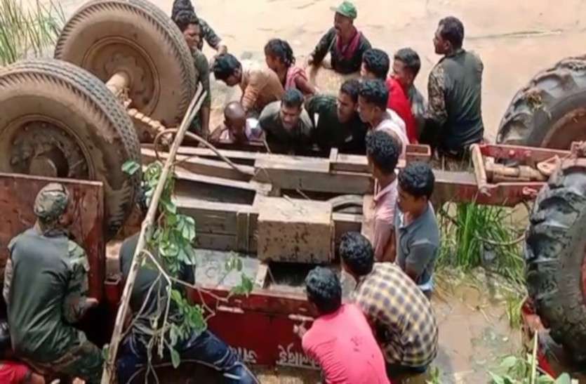 तालाब में ट्रैक्टर-ट्रॉली पलटने के बाद रेस्क्यू के लिए पहुंचा जवान निकाल रहा था शव