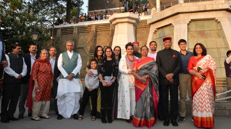 जाखू मंदिर में पूजा के बाद रिज मैदान पत्नी-बेटी संग घूमे, बच्ची के साथ फोटो खिंचवाई