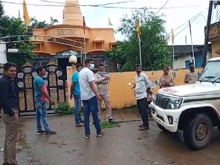 बलौदाबाजार में साईं मंदिर का पुजारी दिनभर पीटता रहा