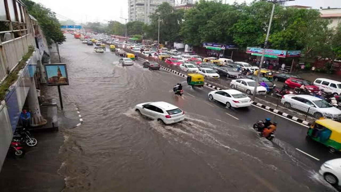 एक घंटे में 30 मिमी बारिश सड़कें बनी तालाब; कई कॉलोनियों में घरों के अंदर तक घुसा पानी