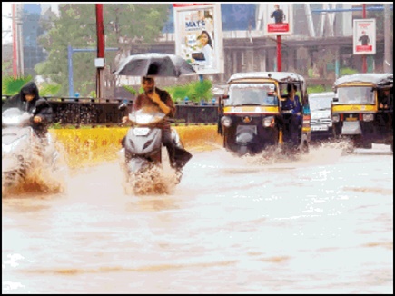 एक घंटे में 30 मिमी बारिश, नदी-नाले उफनाए, सड़कें बनी तालाब