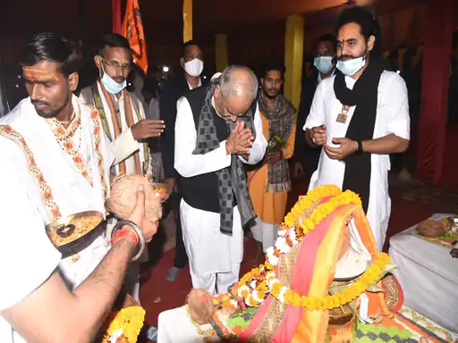 गोशाला के शुभारंभ कार्यक्रम में हुए शामिल