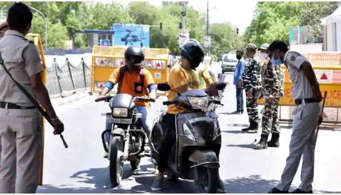दो पहिया पर सवार थे 4 दोस्त, पुलिस ने 2500 का जुर्माना किया