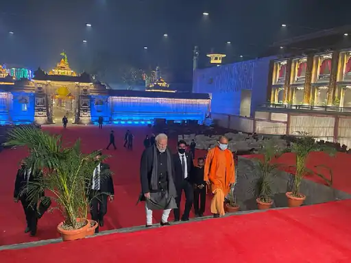 12:30 बजे पैदल ही गोदौलिया चौराहा पहुंचे फिर विश्वनाथ कॉरिडोर