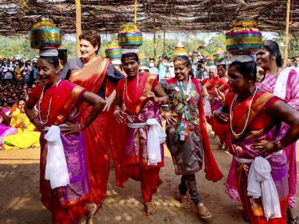कांग्रेस लीडर लोक कलाकारों के साथ थिरकीं,