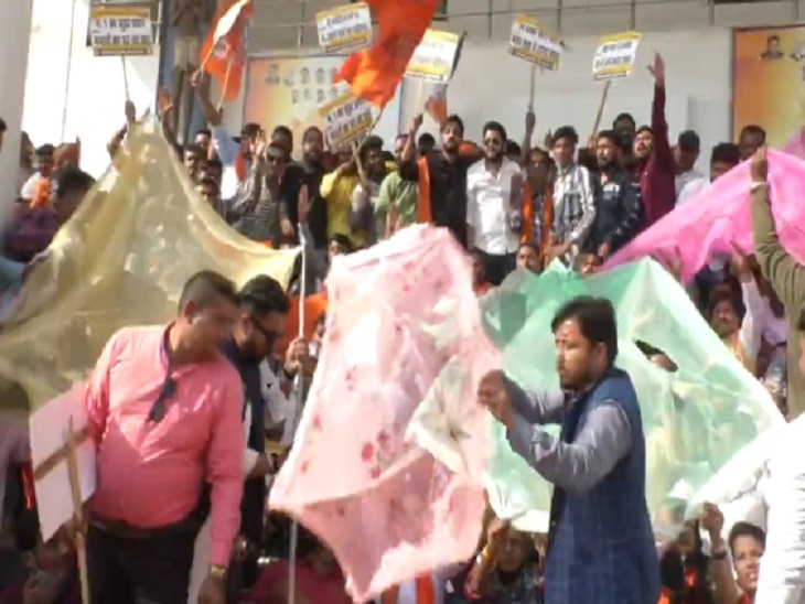 मच्छरदानी ओढ़कर सड़क पर उतरे BJYM नेता