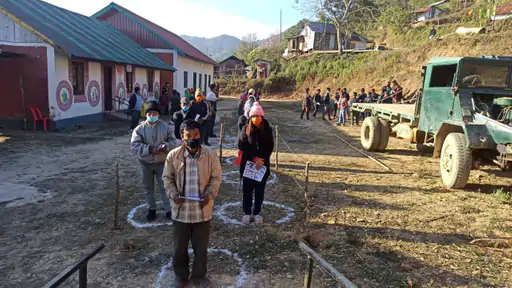 वोटर्स को लेकर जा रही बस पर हमला, हिंसा में दो की मौत