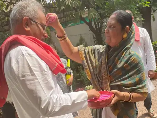 मुख्यमंत्री भूपेश बघेल ने पत्नी को लगाया रंग