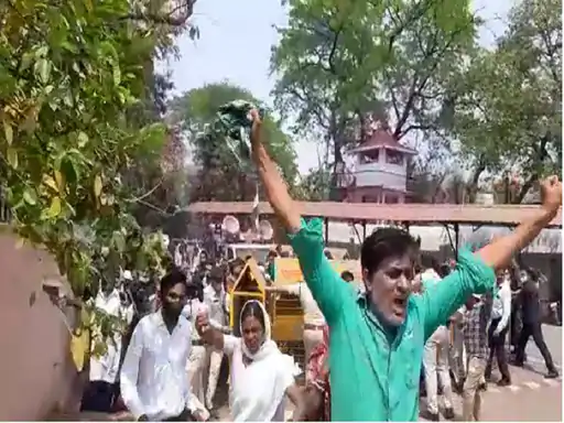 CM हाउस के पास पहुंचे प्रदर्शनकारी:अब अधिकारी कर रहे हैं बातचीत