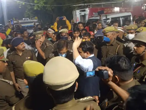 सपा कार्यकर्ताओं ने डीएम को घेरा, 15 थानों की फोर्स बुलाई