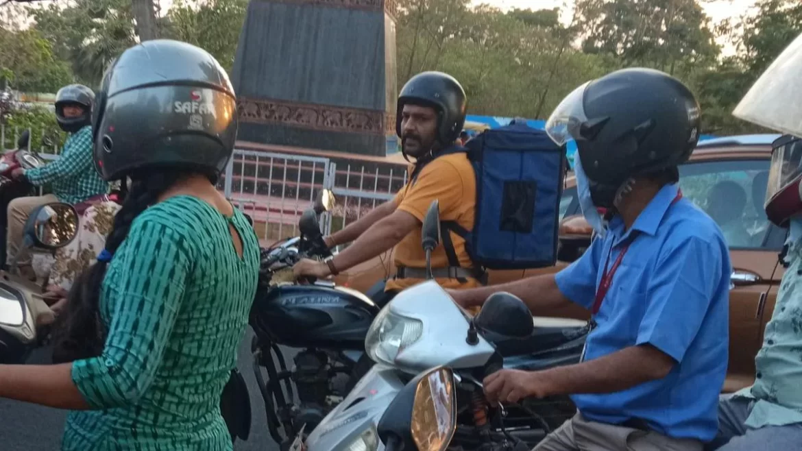 कपिल शर्मा को फूड डिलीवरी राइडर की ड्रेस में फैन ने किया स्पॉट