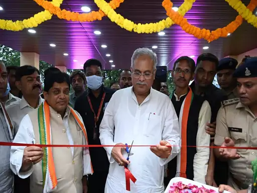 CM ने मंत्री डहरिया की बॉल पर मारा चौका
