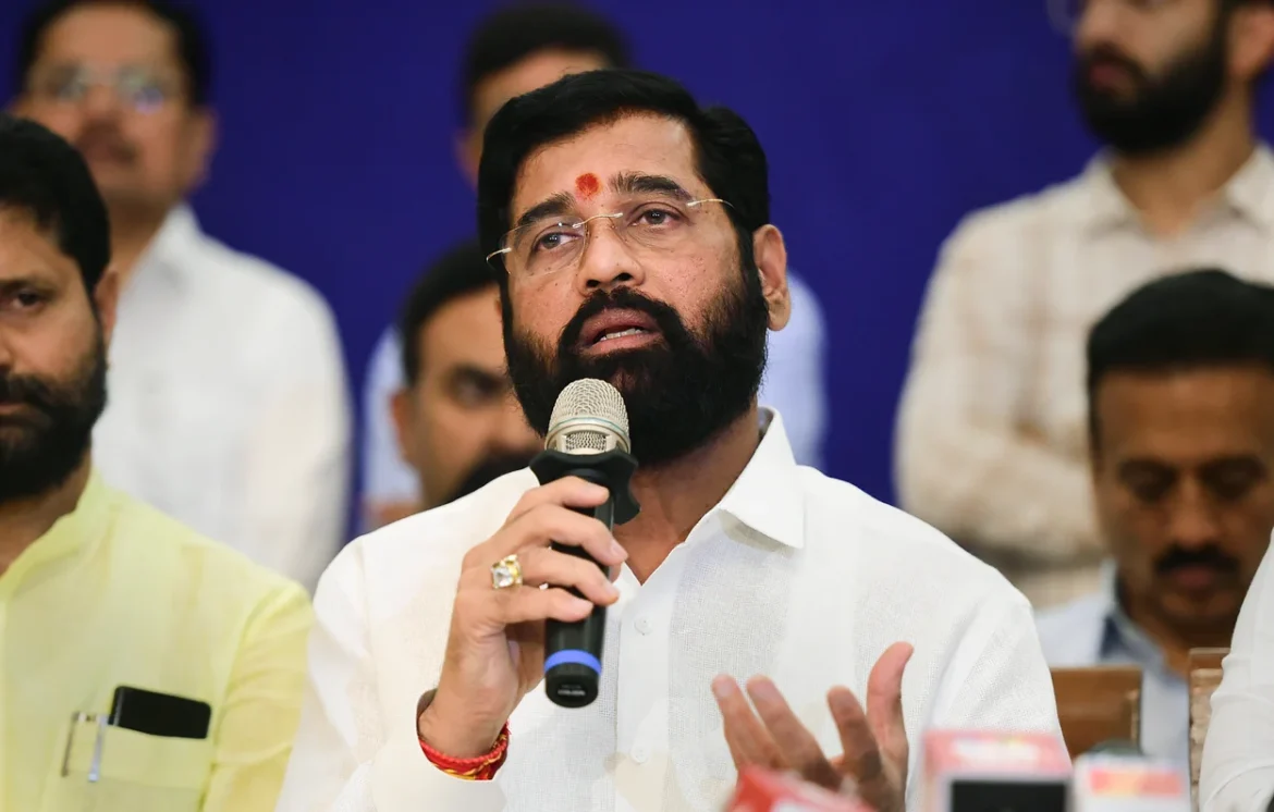 लोकसभा में भी शिंदे गुट को मान्यता:एकनाथ शिंदे 12 सांसदों के साथ संसद पहुंचे
