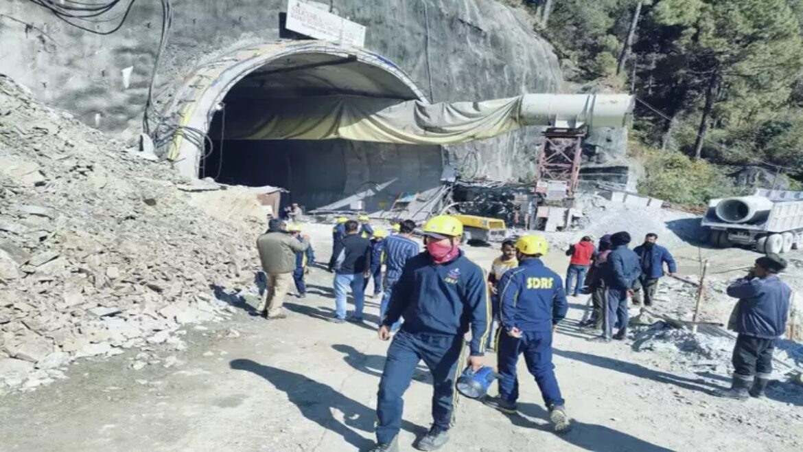 सुरंग के बाहर बढ़ गई अफसरों की हलचल