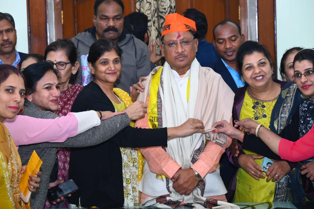 मुख्यमंत्री श्री साय से सिंधु सेवा संस्कार सेवा समिति रायपुर की महिला विंग की सदस्यों ने की सौजन्य मुलाकात