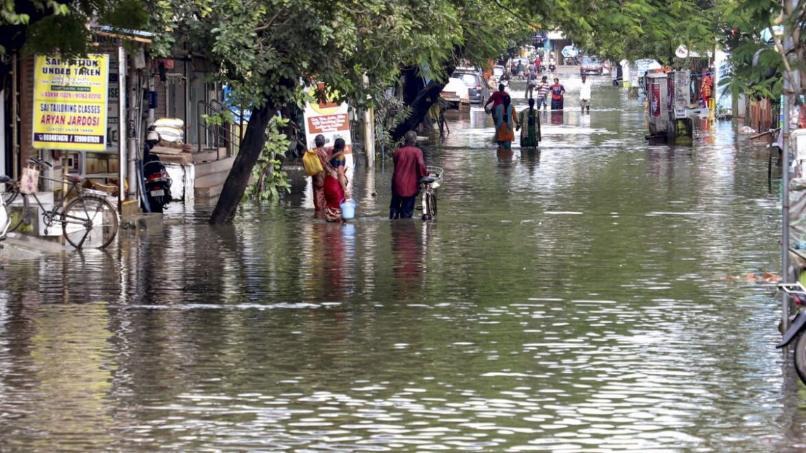 चक्रवात मिचौंग से पहले चेन्नै में सैलाब, सड़कों पर नावें बनकर कैसे तैर रही कारें