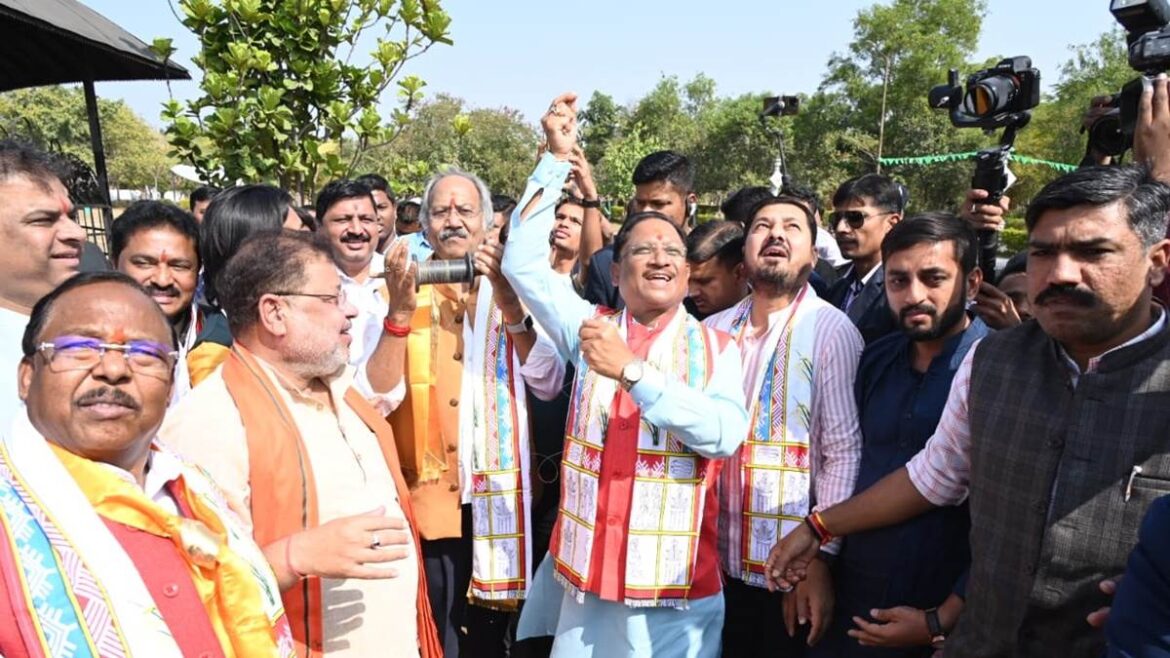 मकर संक्रांति के मौके पर मुख्यमंत्री ने उड़ाई पतंग