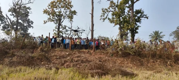 सांसद चुन्नीलाल साहू ने ग्राम शोभा में ड्रोन मशीन से दवाई छिड़काव का किया अवलोकन