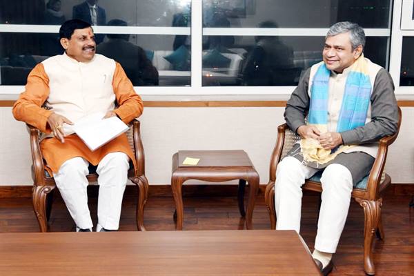 मुख्यमंत्री डॉ. यादव की केंद्रीय मंत्री श्री वैष्णव से भेंट